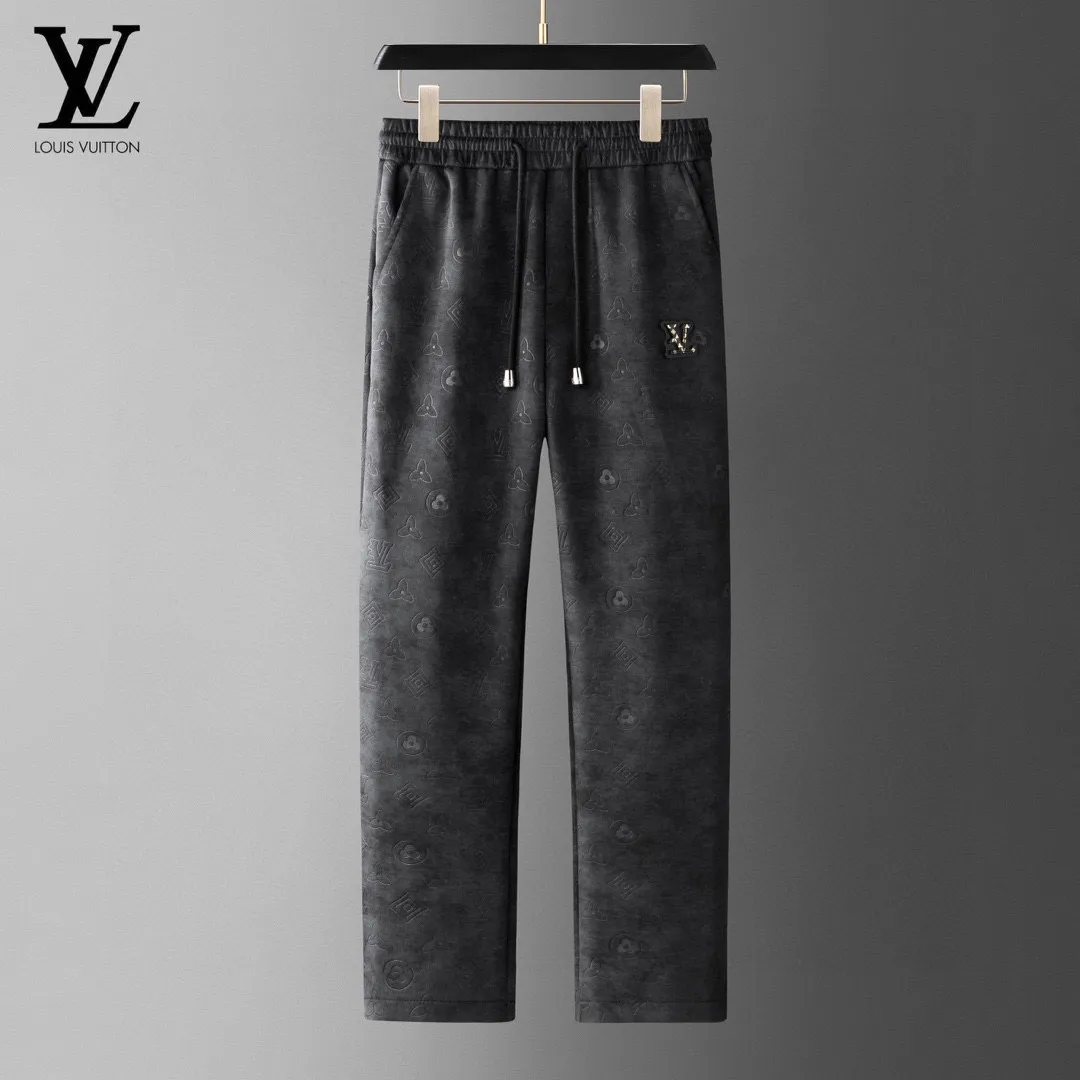 🅿️620 [LV Louis Vuitton] hot-selling suit is coming. Focus on the original version of the official website. 2025 new hot-selling cardigan and sweatshirt suit. The original order is the best. 🇭🇰The meticulous work of top designers. It has a fitting and perfect upper body effect. All-natural high-quality Tencel Roman cotton 100%, close-fitting comfort, noble and elegant! Original hardware embodies elegance and nobility! Counter size: M-4XL (up to 190 pounds)